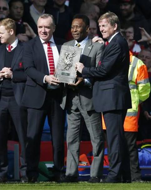 Pel premiato all&#39;intervallo dall&#39;ex tecnico e bandiera del Liverpool Kenny Dalglish (a destra) e da Ian Ayre, amministratore delegato del club. Reuters